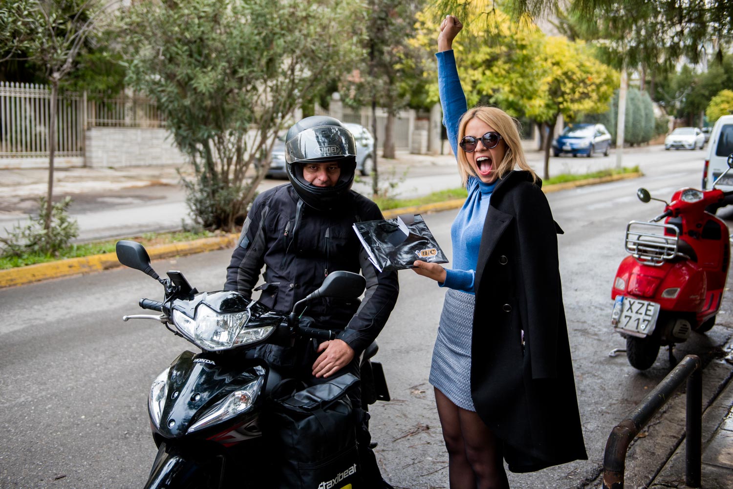 Κι όμως, ήρθε! Ο μάγος με τα δώρα! Με το καλσόν μου, δηλαδή. Δεν μου ζήτησε ευρώ. Τίποτα. Nada. Rien. Nothing. Τι φάση;!