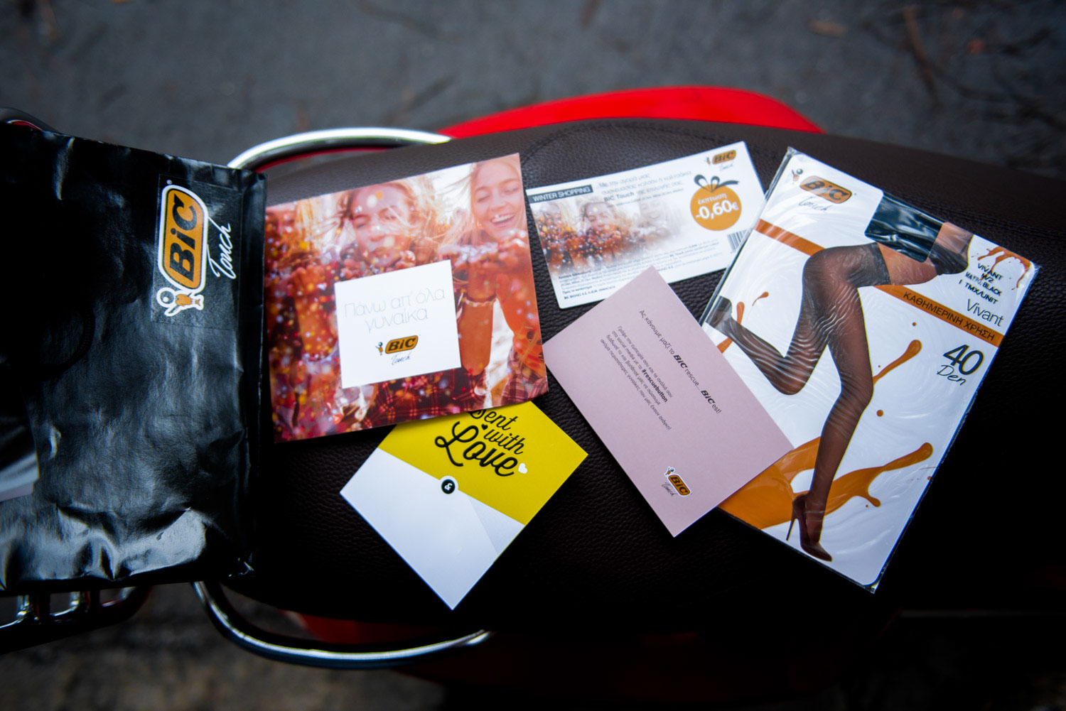 Τσέκαρε τι είχε μέσα η σακούλα που μου ήρθε και πάτα το κουμπί. Από τη δουλειά, από το δρόμο, από παντού για να τα δοκιμάσεις. Και τα καλσόν και την υπηρεσία. Τα σπάει.