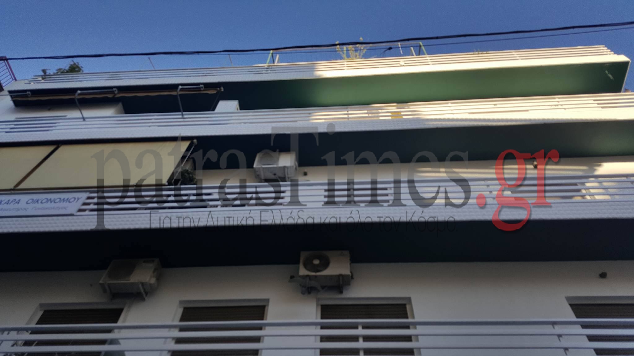  Φοιτητής κρεμάστηκε με τη ζώνη του στο μπαλκόνι του σπιτιού του (εικόνες)