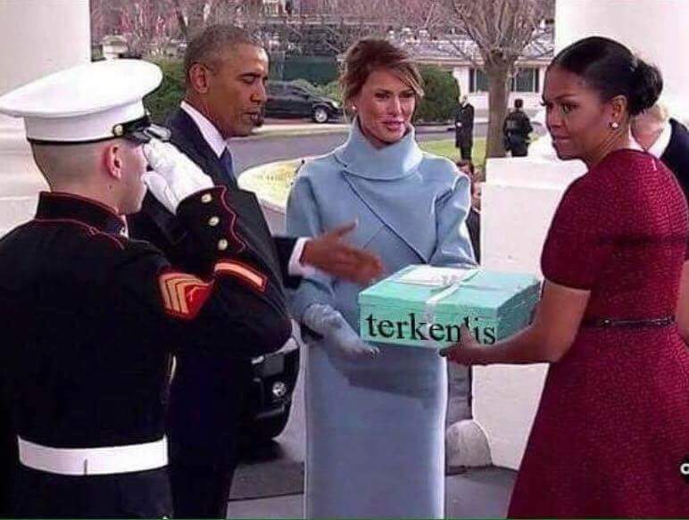 Βρήκαμε τι είχε το γαλάζιο κουτί που πήγε «πεσκέσι» στη Μισέλ η Μελάνια (εικόνα)