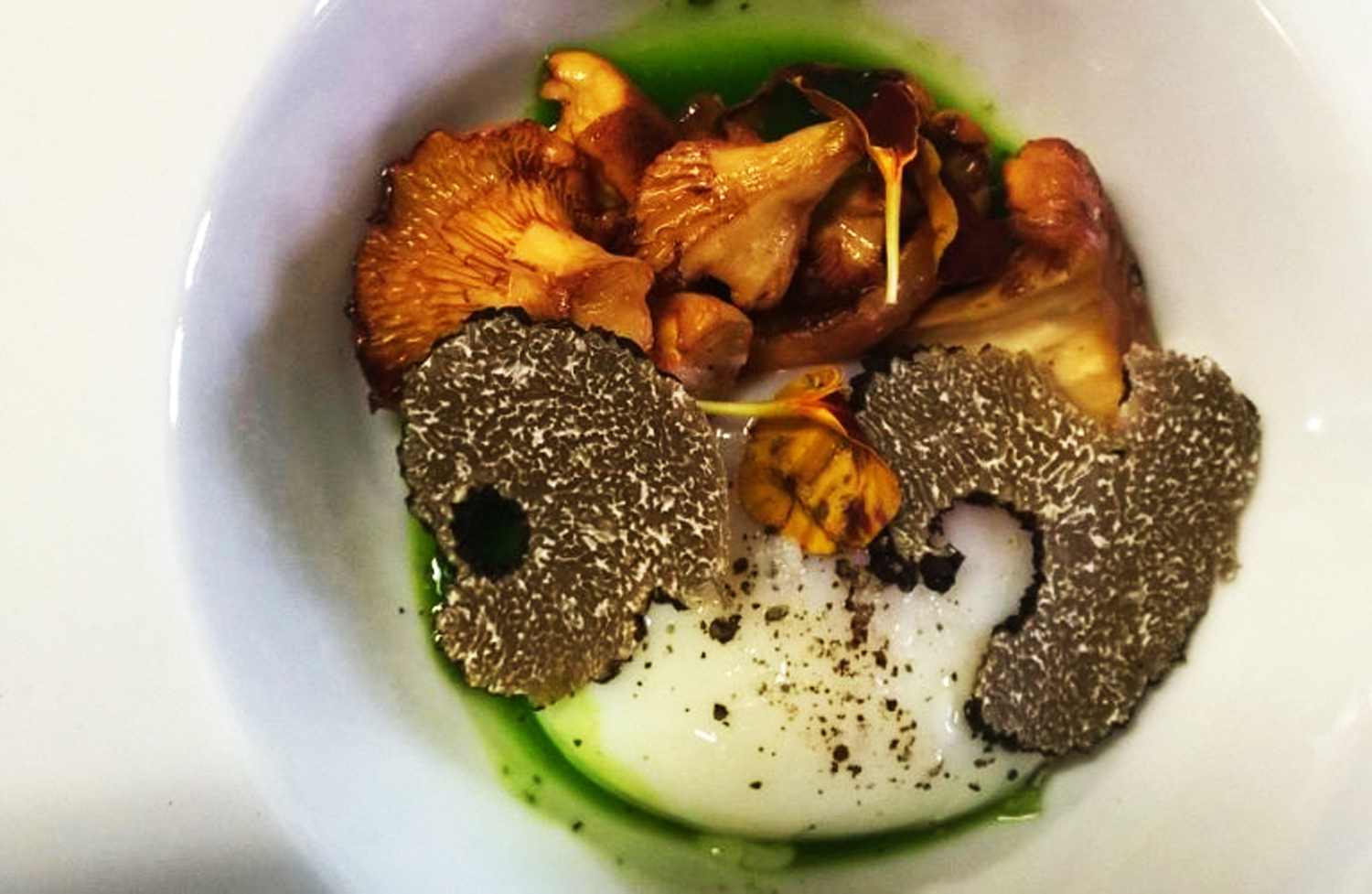 Aυγό με κανθαρέλες και τρούφα Πίνδου με σάλτσα από χόρτα βλήτα και ελαιόλαδο