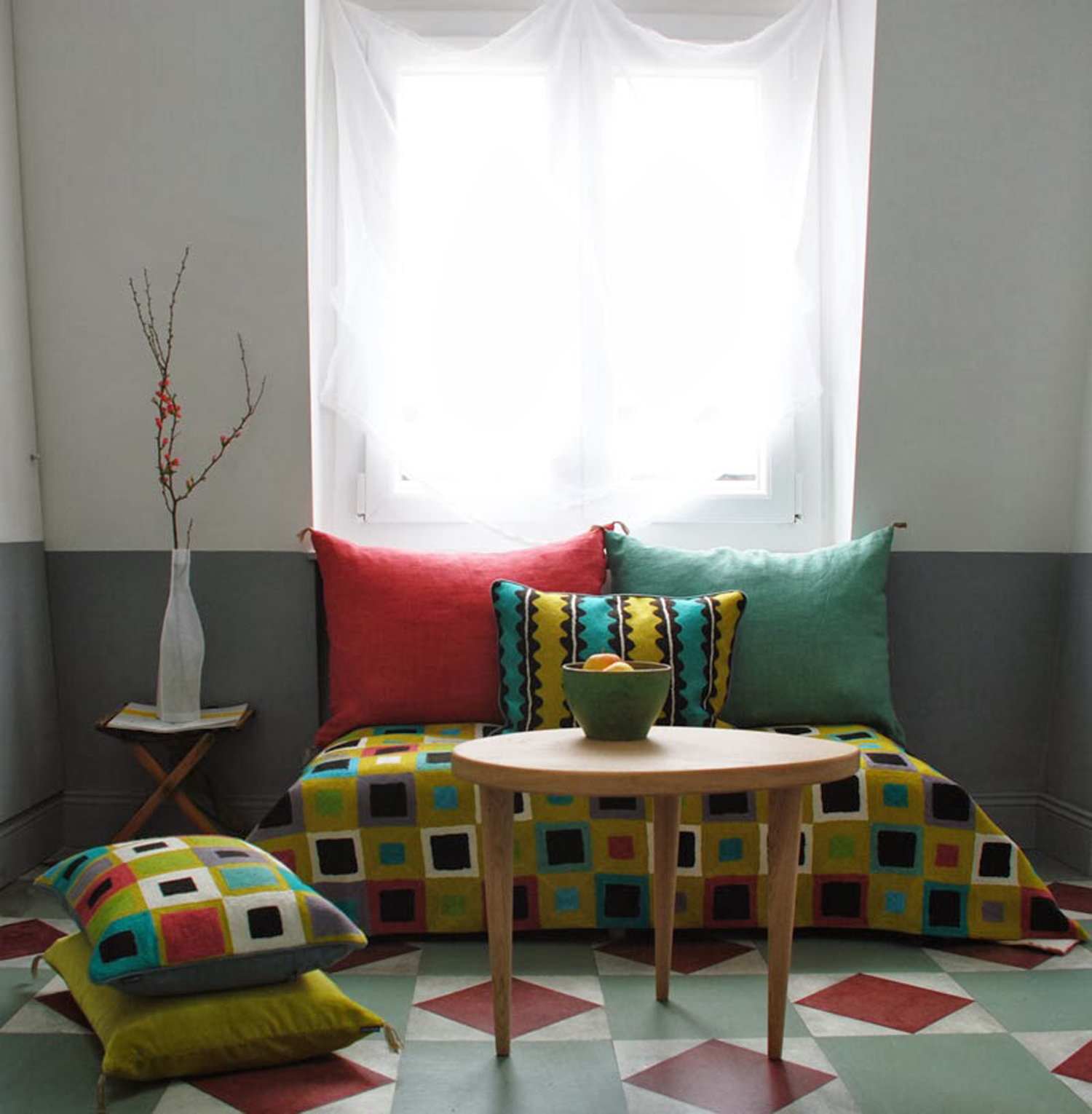 Ο χώρος του καθιστικού, μικρός και πολύχρωμος