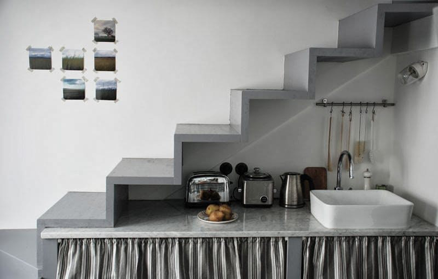 Η κουζίνα κρύφτηκε έξυπνα κάτω από τη σκάλα