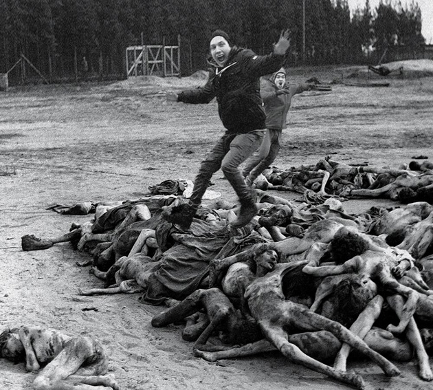 Ο ισραηλινός συγγραφέας Shahak Shapira καταγγέλλει με το «Yolocaust» project την προσβολή στα θύματα των Ναζί 