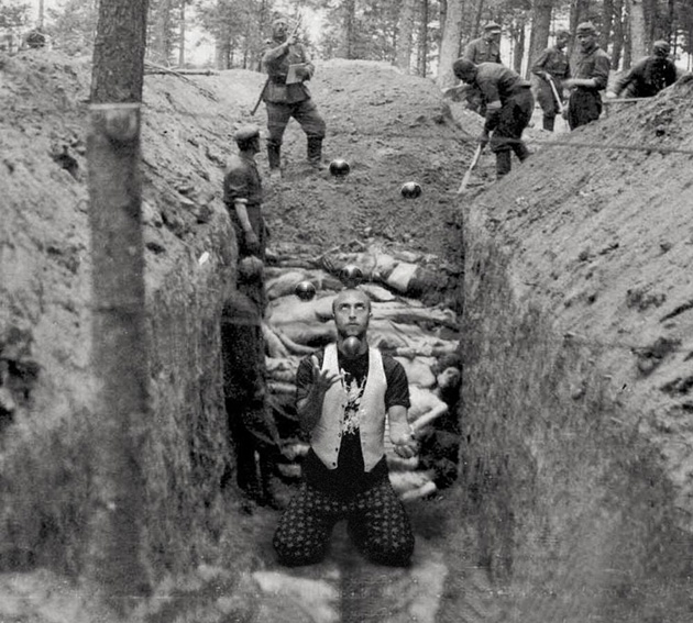 Ο ισραηλινός συγγραφέας Shahak Shapira καταγγέλλει με το «Yolocaust» project την προσβολή στα θύματα των Ναζί 