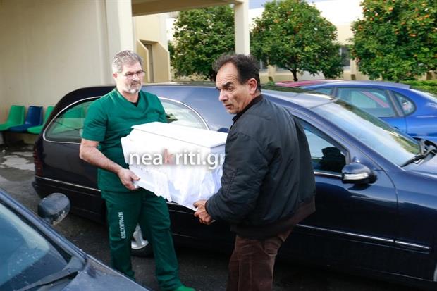 Το άψυχο κορμάκι του 5,5 μηνών μωρού έφυγε για τη Σητεία Το άψυχο κορμάκι του 5,5 μηνών μωρού έφυγε για τη Σητεία