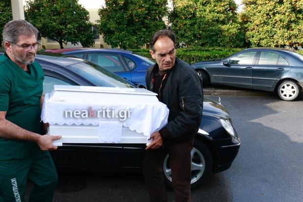 Το άψυχο κορμάκι του 5,5 μηνών μωρού έφυγε για τη Σητεία Το άψυχο κορμάκι του 5,5 μηνών μωρού έφυγε για τη Σητεία