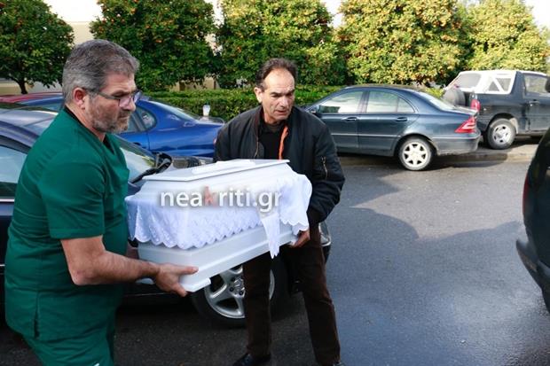 Το άψυχο κορμάκι του 5,5 μηνών μωρού έφυγε για τη Σητεία Το άψυχο κορμάκι του 5,5 μηνών μωρού έφυγε για τη Σητεία