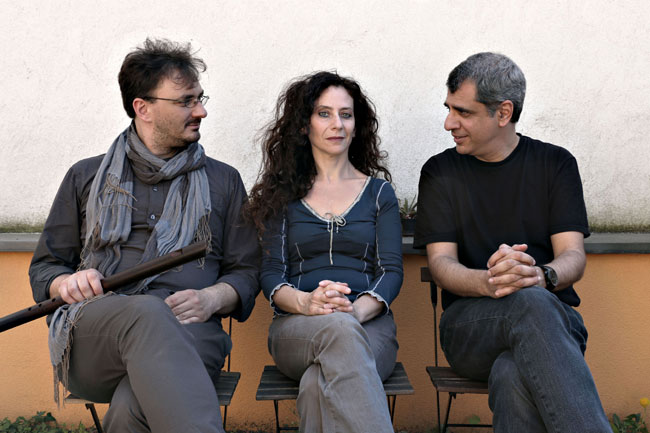 Δημήτρης Κούντουρας (φλάουτο), Irene Coticchio (φωνή), Περικλής Λιακάκης (σύνθεση, ηλεκτρονικά)