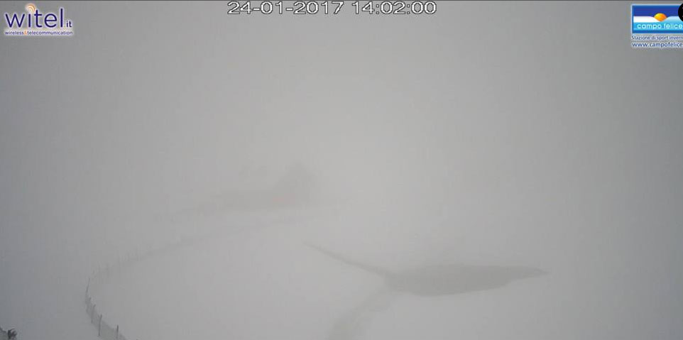 Συντρίμμια θαμμένα στο χιόνι και την ομίχλη