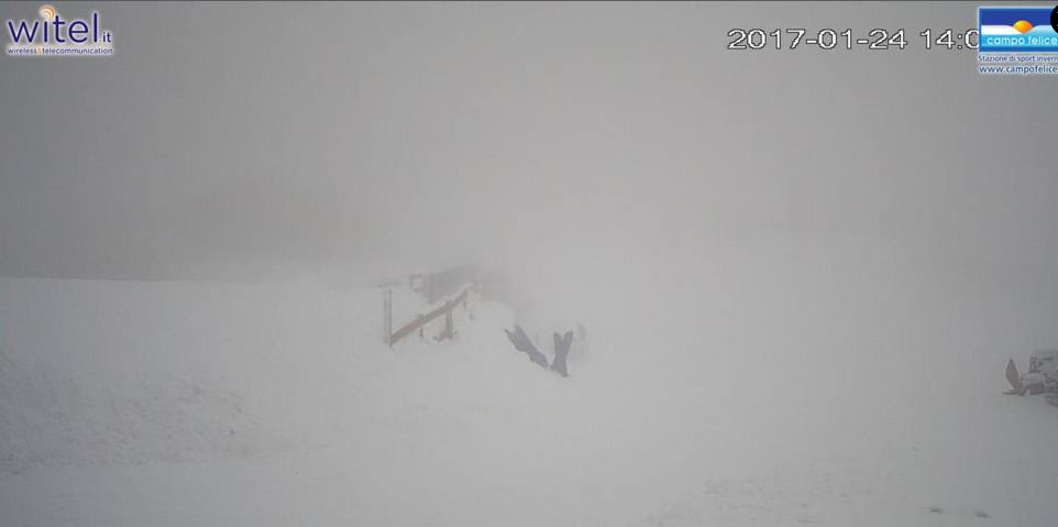 Συντρίμμια χαμένα στην ομίχλη και το χιόνι