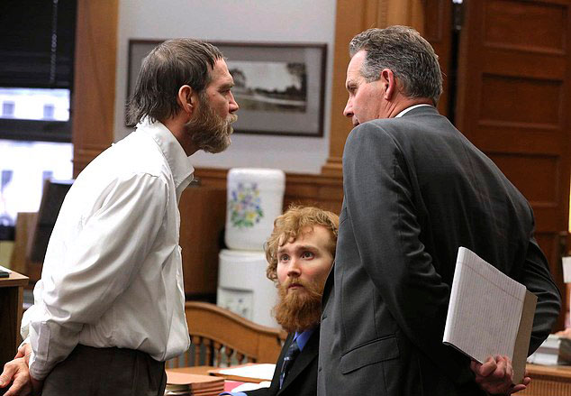Timothy κι Esten Ciboro συνομιλούν με τον συνήγορό τους
