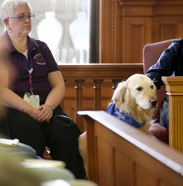 Η 14χρονη ακουμπούσε συχνά κατά την κατάθεσή της τη θεραπευτική σκυλίτσα για να παίρνει κουράγιο