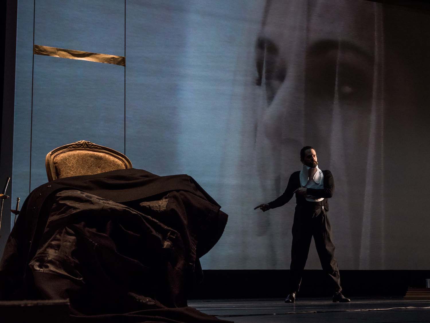 Ο Τάσος Βρεττός φωτογραφίζει τις πρόβες του «Δον Ζουάν» Ο Τάσος Βρεττός φωτογραφίζει τις πρόβες του «Δον Ζουάν»