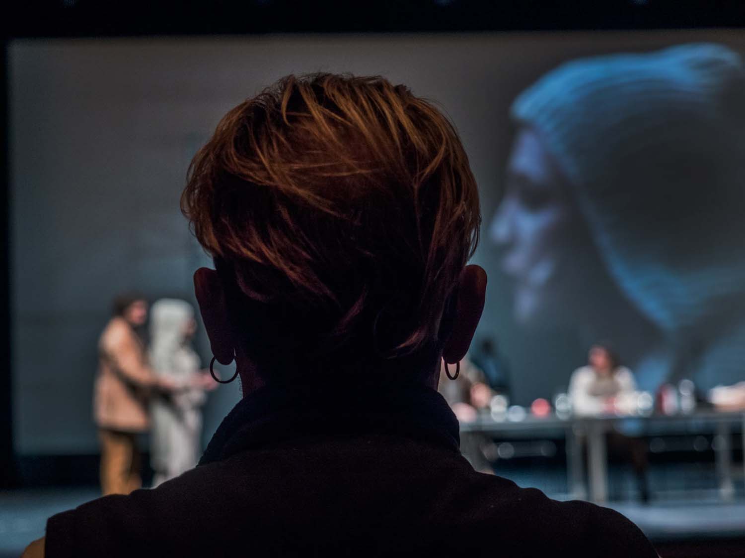 Ο Τάσος Βρεττός φωτογραφίζει τις πρόβες του «Δον Ζουάν»