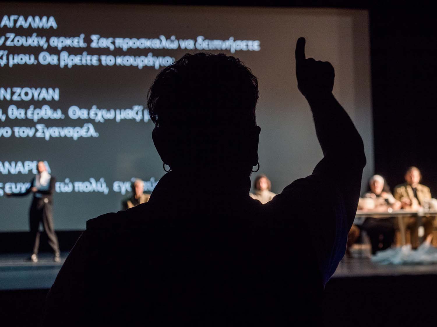 Ο Τάσος Βρεττός φωτογραφίζει τις πρόβες του «Δον Ζουάν»