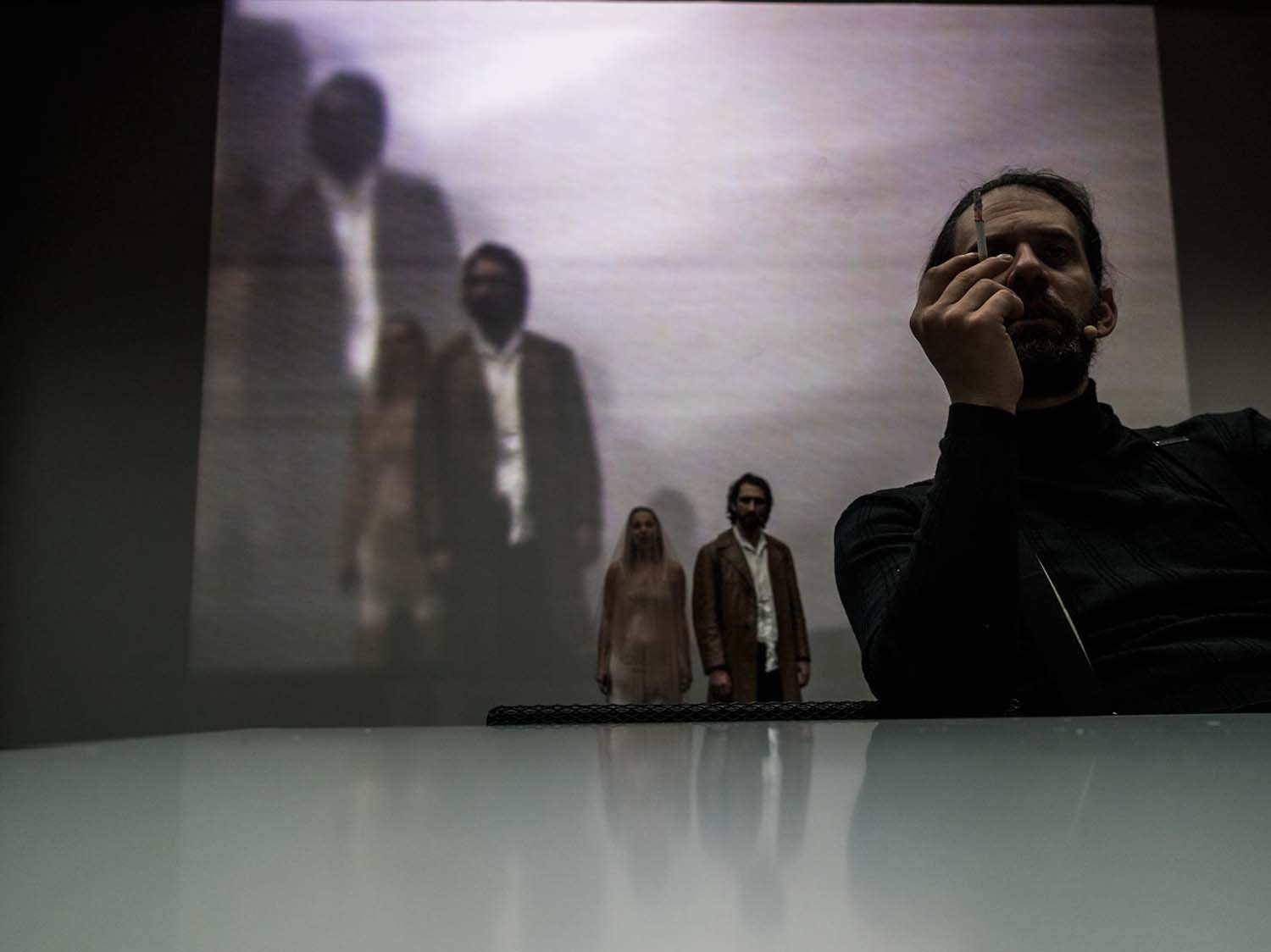 Ο Τάσος Βρεττός φωτογραφίζει τις πρόβες του «Δον Ζουάν»