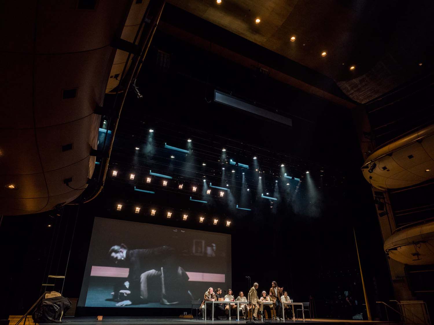 Ο Τάσος Βρεττός φωτογραφίζει τις πρόβες του «Δον Ζουάν»