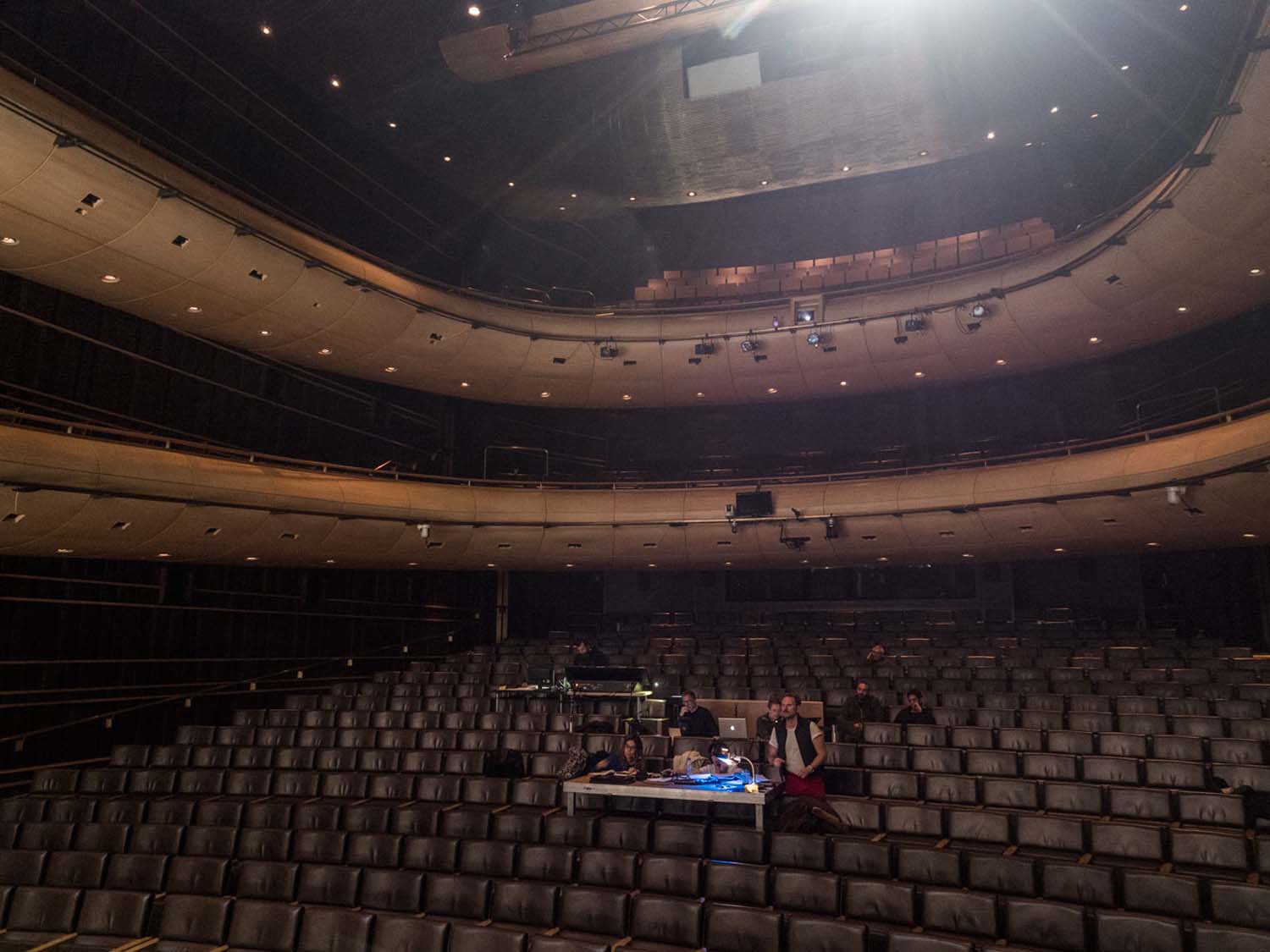 Ο Τάσος Βρεττός φωτογραφίζει τις πρόβες του «Δον Ζουάν»