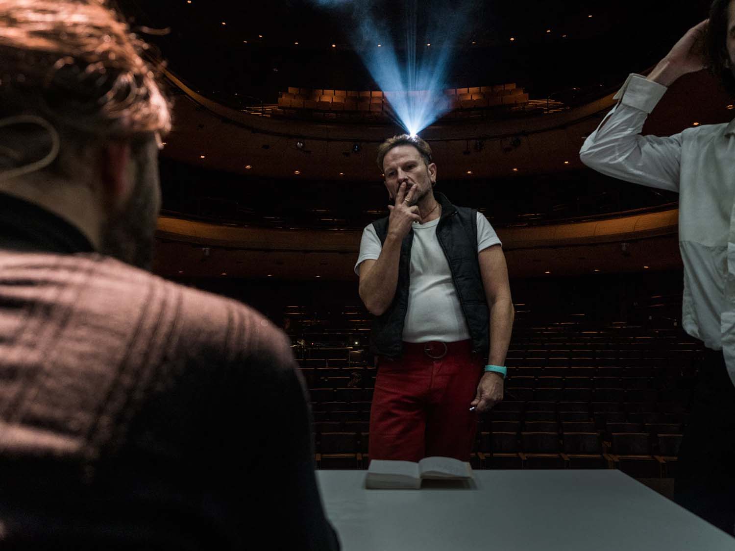 Ο Τάσος Βρεττός φωτογραφίζει τις πρόβες του «Δον Ζουάν»