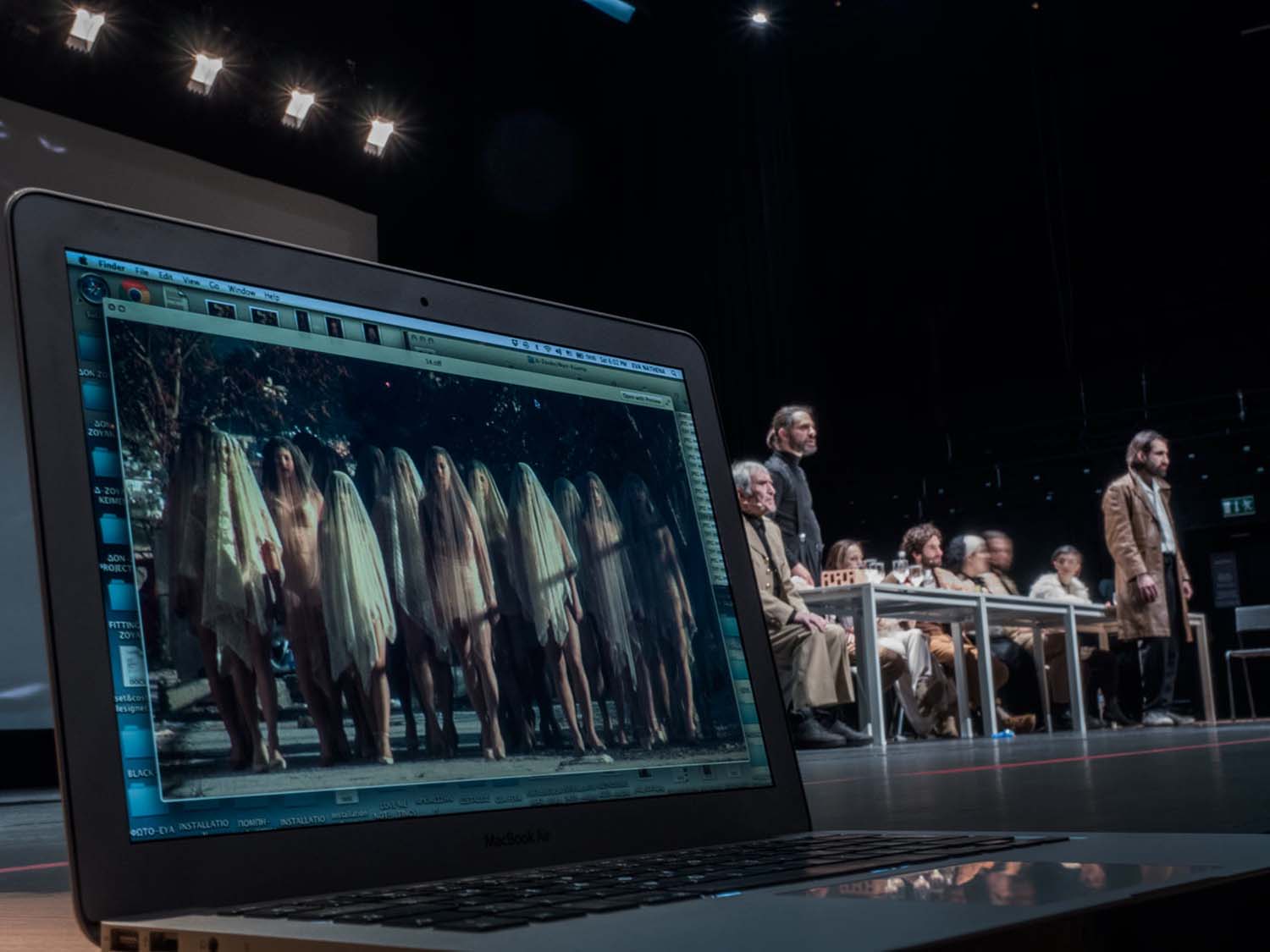 Ο Τάσος Βρεττός φωτογραφίζει τις πρόβες του «Δον Ζουάν» Ο Τάσος Βρεττός φωτογραφίζει τις πρόβες του «Δον Ζουάν»