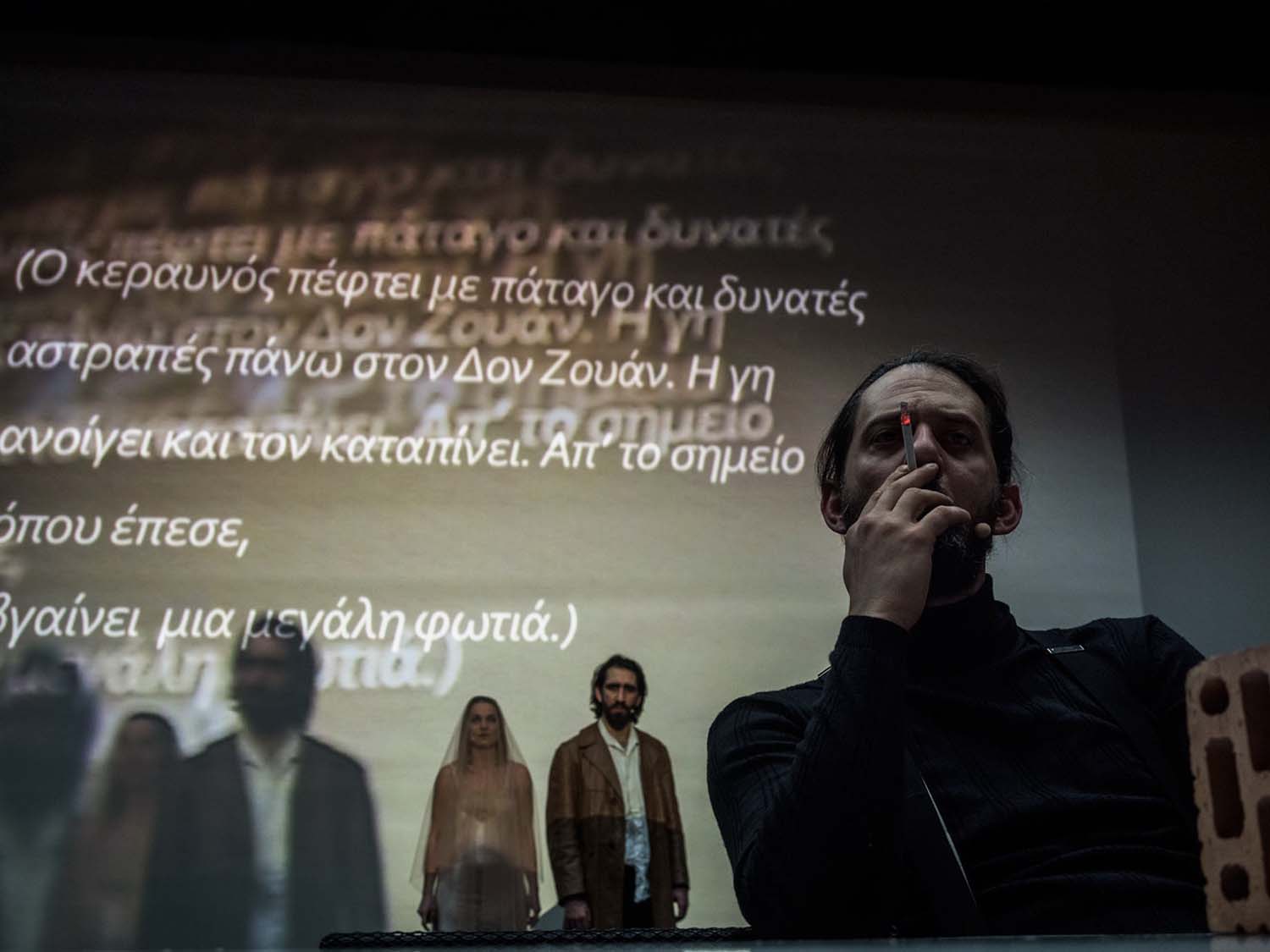 Ο Τάσος Βρεττός φωτογραφίζει τις πρόβες του «Δον Ζουάν»