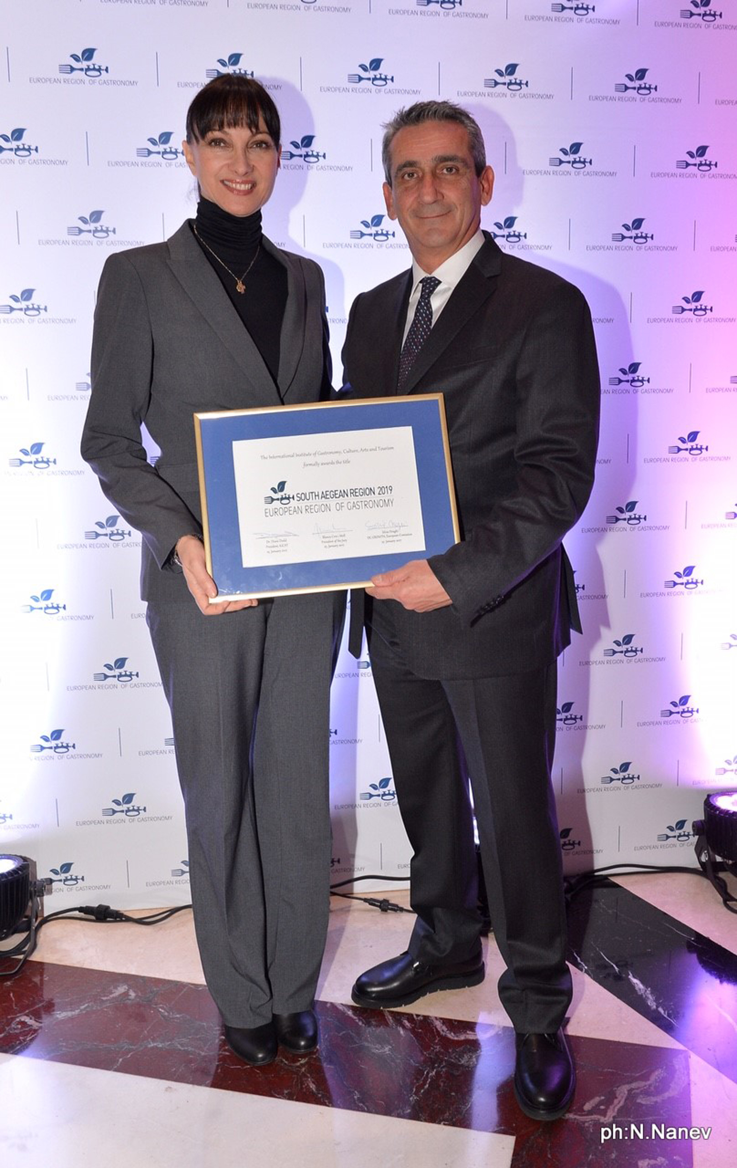 Η κα. Έλενα Κουντουρά, Υπουργός Τουρισμού με τον κ. Γιώργο Χατζημάρκο, Περιφερειάρχη Νοτίου Αιγαίου Η κα. Έλενα Κουντουρά, Υπουργός Τουρισμού με τον κ. Γιώργο Χατζημάρκο, Περιφερειάρχη Νοτίου Αιγαίου