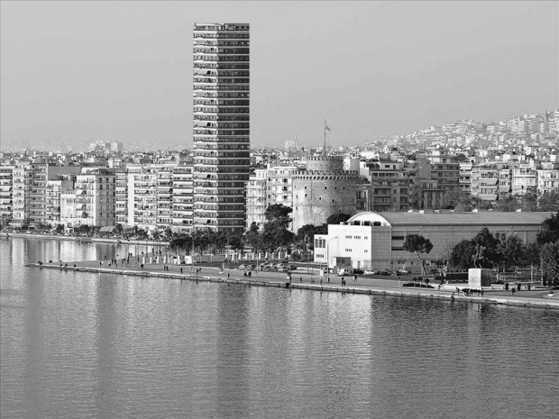 ΟΥΡ/ΣΤΗΣ: I am taller than you … Λ.Π.: Yes you are … but I am far older than you! ΟΥΡ/ΣΤΗΣ: I am taller than you … Λ.Π.: Yes you are … but I am far older than you!