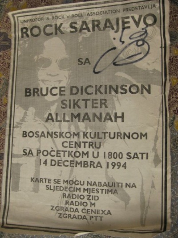 Ο Bruce Dickinson ουρλιάζει στο βομβαρδισμένο Σαράγεβο