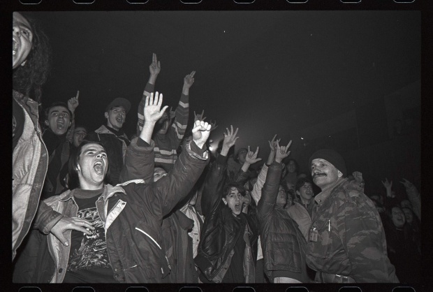 Ο Bruce Dickinson ουρλιάζει στο βομβαρδισμένο Σαράγεβο