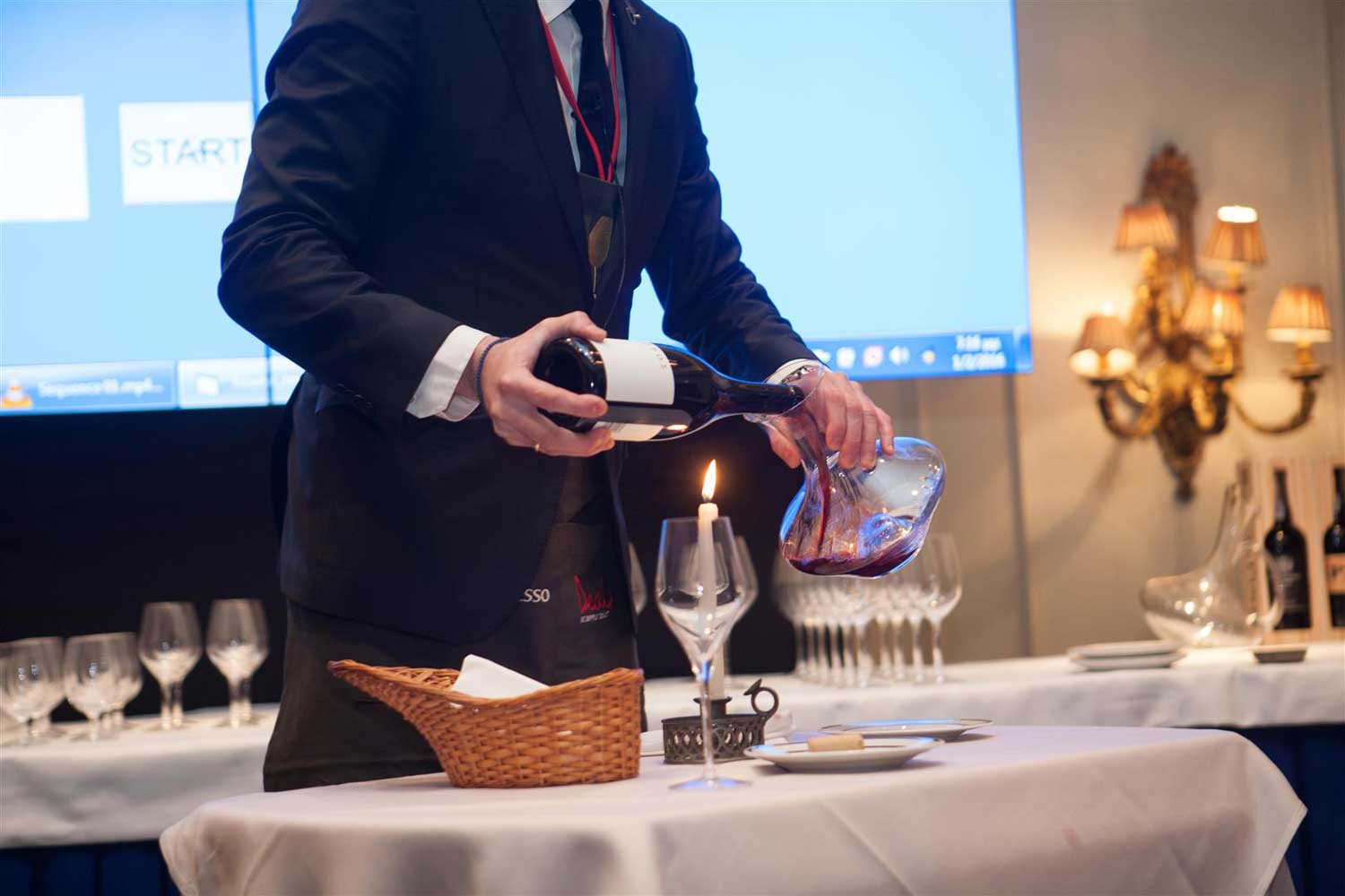 Στιγμιότυπο από τον περσινό Πανελλήνιο Διαγωνισμό Οινοχόων