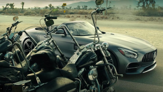 Η επική διαφήμιση των αδελφών Κοέν για τη Mercedes κλείνει το μάτι στο Easy Rider