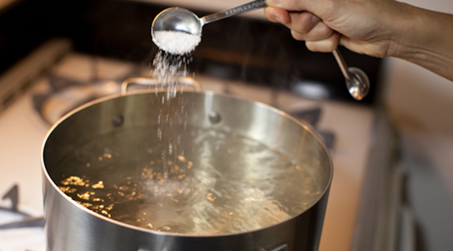 Το αλάτι στο νερό που βράζει, δεν επισπεύδει το χρόνο βρασμού