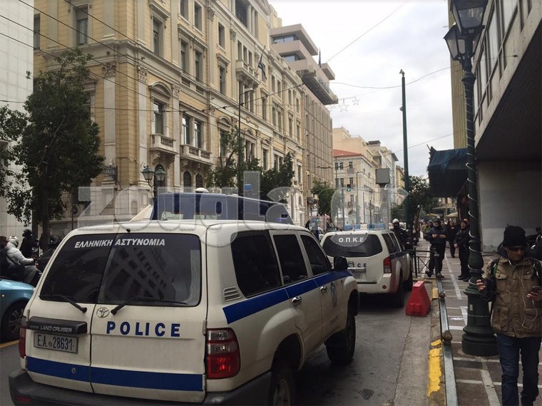 «Ντου» του Ρουβίκωνα στο υπουργείο Εργασίας «Ντου» του Ρουβίκωνα στο υπουργείο Εργασίας