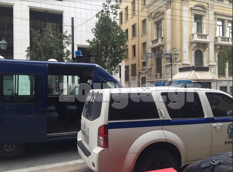 «Ντου» του Ρουβίκωνα στο υπουργείο Εργασίας «Ντου» του Ρουβίκωνα στο υπουργείο Εργασίας