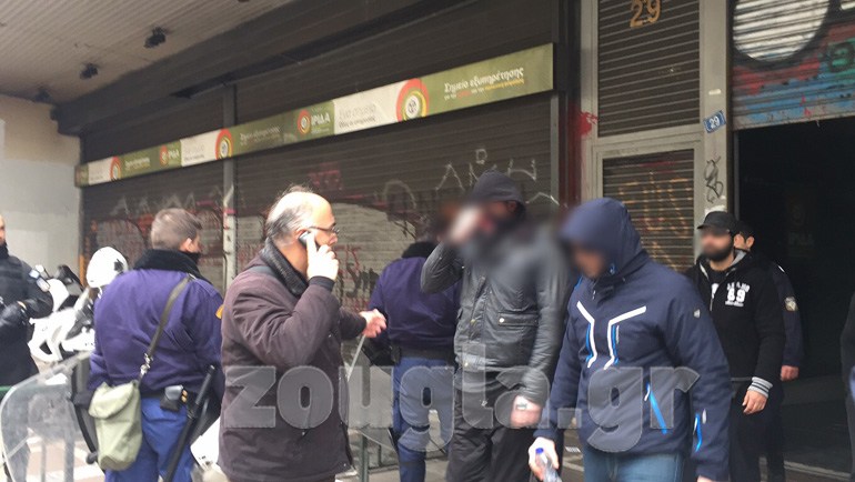 «Ντου» του Ρουβίκωνα στο υπουργείο Εργασίας «Ντου» του Ρουβίκωνα στο υπουργείο Εργασίας