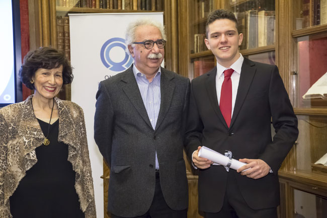 Ο υπουργός Παιδείας, Έρευνας και Θρησκευμάτων Κώστας Γαβρόγλου, η Μαριάννα Μόσχου (Γραμματέας Δ.Σ.  του Ιδρύματος Ωνάση) και ο τιμώμενος μαθητής Ραφαήλ Τσιάμης