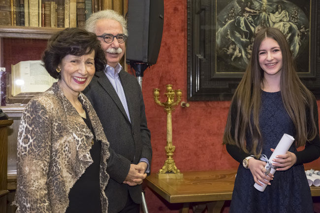 Ο υπουργός Παιδείας, Έρευνας και Θρησκευμάτων Κώστας Γαβρόγλου, η Μαριάννα Μόσχου (Γραμματέας Δ.Σ.  του Ιδρύματος Ωνάση) και η τιμώμενη μαθήτρια Ειρήνη Μηλιώρη.