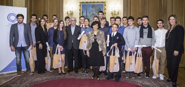 Οι 24 τιμώμενοι μαθητές που διέπρεψαν στις επιστημονικές Ολυμπιάδες. Μαζί τους (από αριστερά) η Αφροδίτη Παναγιωτάκου (Διευθύντρια Επικοινωνίας του Ιδρύματος Ωνάση), ο υπουργός Παιδείας, Έρευνας και Θρησκευμάτων Κώστας Γαβρόγλου, η Μαριάννα Μόσχου (Γραμματέας Δ.Σ.  του Ιδρύματος Ωνάση), και η Έφη Τσιότσιου (Εκτελεστική Διευθύντρια του Ιδρύματος Ωνάση).