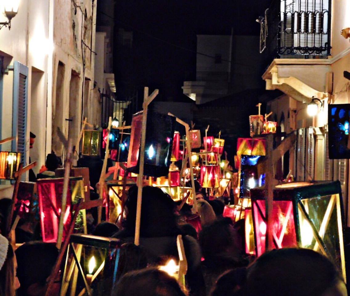 Τα «Φαναράκια» της Τήνου πλημμύρισαν το νησί με φως!