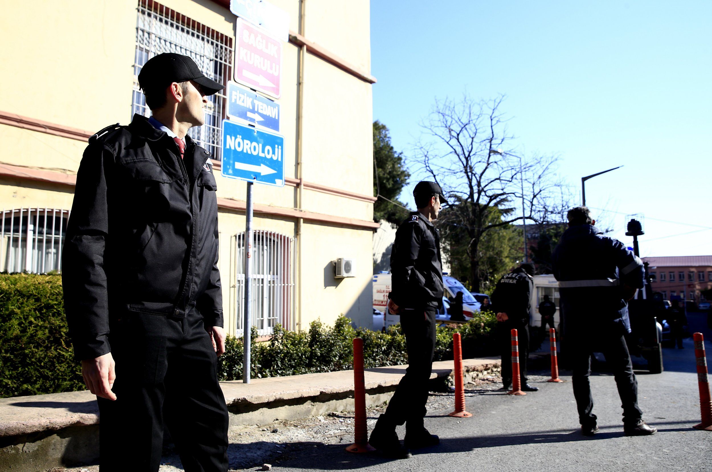 Ένοπλος μέσα σε νοσοκομείο απειλεί να αυτοκτονήσει (εικόνες) Ένοπλος μέσα σε νοσοκομείο απειλεί να αυτοκτονήσει (εικόνες)