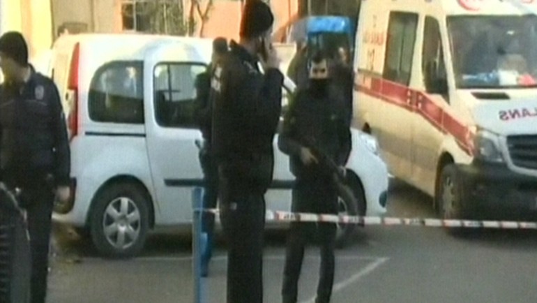 Ένοπλος μέσα σε νοσοκομείο απειλεί να αυτοκτονήσει (εικόνες) Ένοπλος μέσα σε νοσοκομείο απειλεί να αυτοκτονήσει (εικόνες)