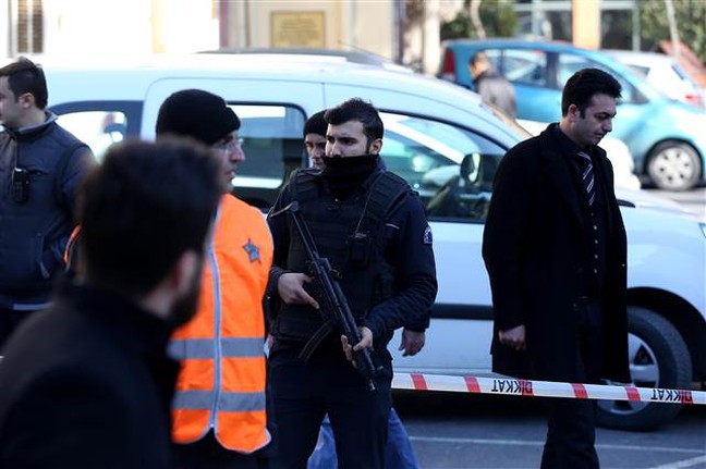 Ένοπλος μέσα σε νοσοκομείο απειλεί να αυτοκτονήσει (εικόνες) Ένοπλος μέσα σε νοσοκομείο απειλεί να αυτοκτονήσει (εικόνες)