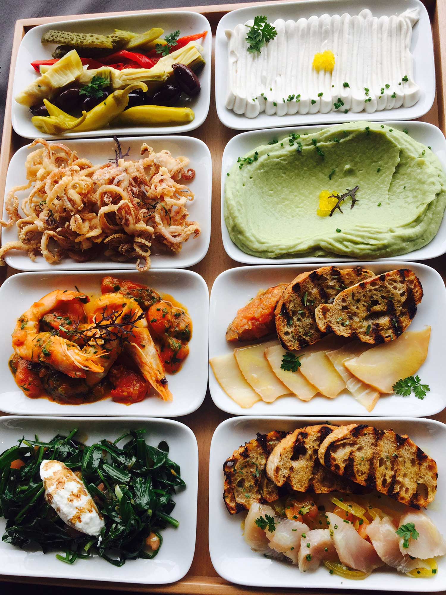 Τα οκτώ φίνα μεζεδάκια του Λευτέρη Λαζάρου