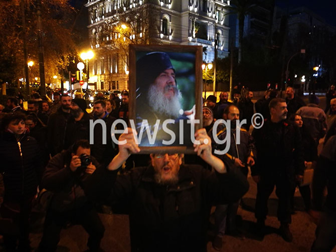 Αεκτζήδες εναντίον ΜΑΤ επειδή καταδικάστηκε ο ηγούμενος της Μονής Εσφιγμένου 