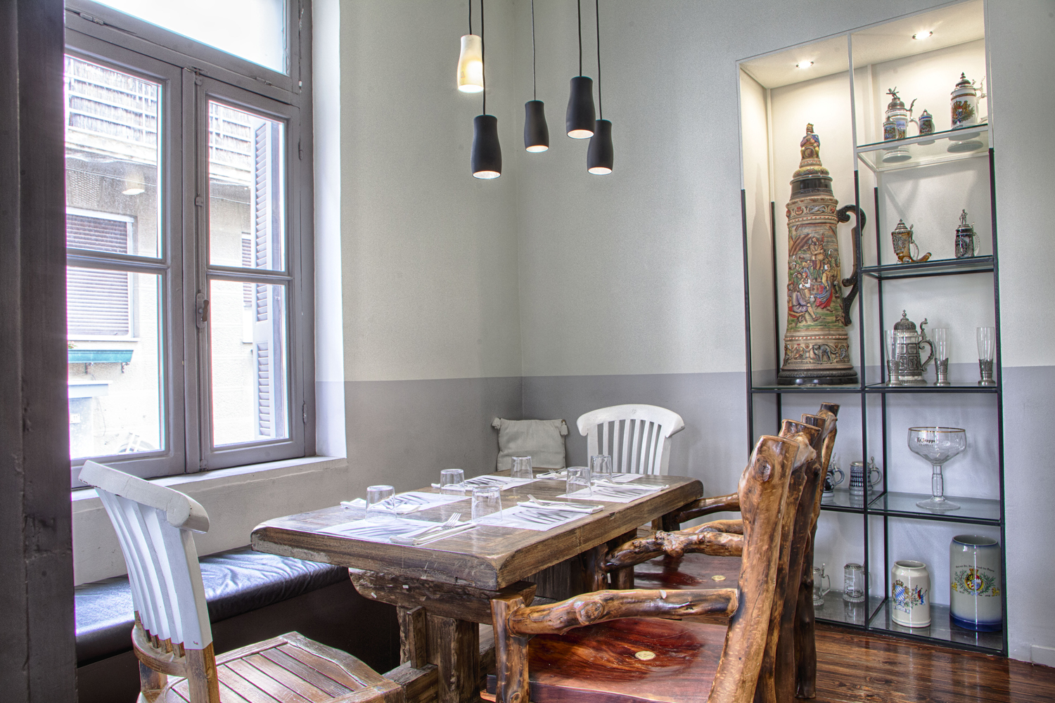 Η προσωποποίηση του πειρασμού στεγάζεται σε ένα πανέμορφο νεοκλασικό του 1896