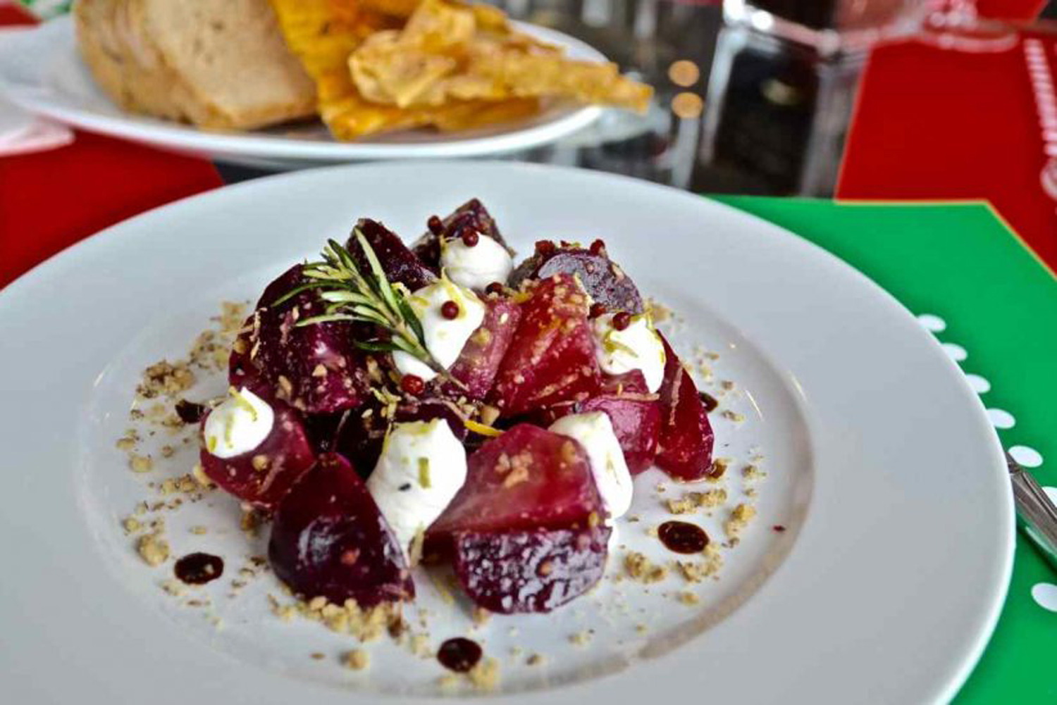 Η κουζίνα, εναρμονίζεται με τις περιοδικές εκθέσεις που διενεργούνται στο Μουσείο Ακρόπολης