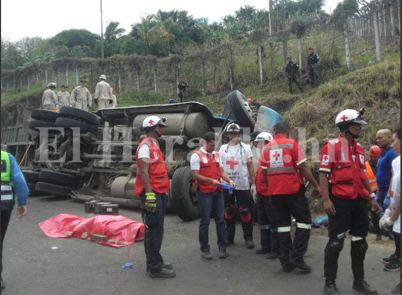 Τουλάχιστον 16 νεκροί από σύγκρουση λεωφορείου με φορτηγό Τουλάχιστον 16 νεκροί από σύγκρουση λεωφορείου με φορτηγό