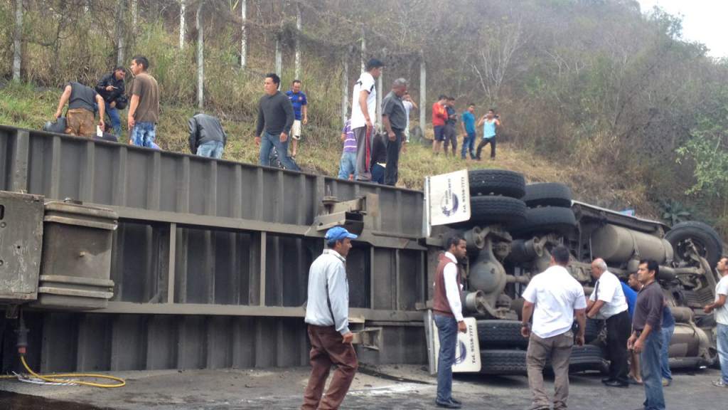 Τουλάχιστον 16 νεκροί από σύγκρουση λεωφορείου με φορτηγό Τουλάχιστον 16 νεκροί από σύγκρουση λεωφορείου με φορτηγό