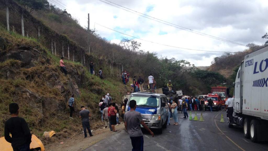 Τουλάχιστον 16 νεκροί από σύγκρουση λεωφορείου με φορτηγό Τουλάχιστον 16 νεκροί από σύγκρουση λεωφορείου με φορτηγό
